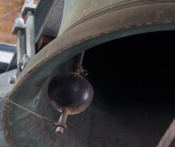 The clapper is fixed close to the inside edge of the bell (Photo: Andreas Dill)